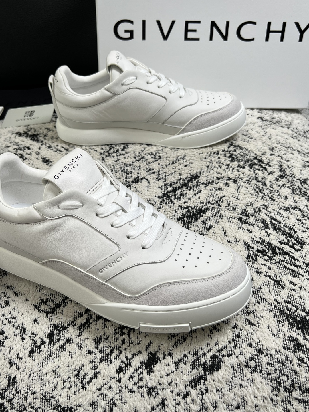 Givenchy 高品质  顶级工艺品  纪梵希 专柜同步原厂配置，意大利进口牛皮搭配面料，全鞋配件私模打造，柔软舒适网