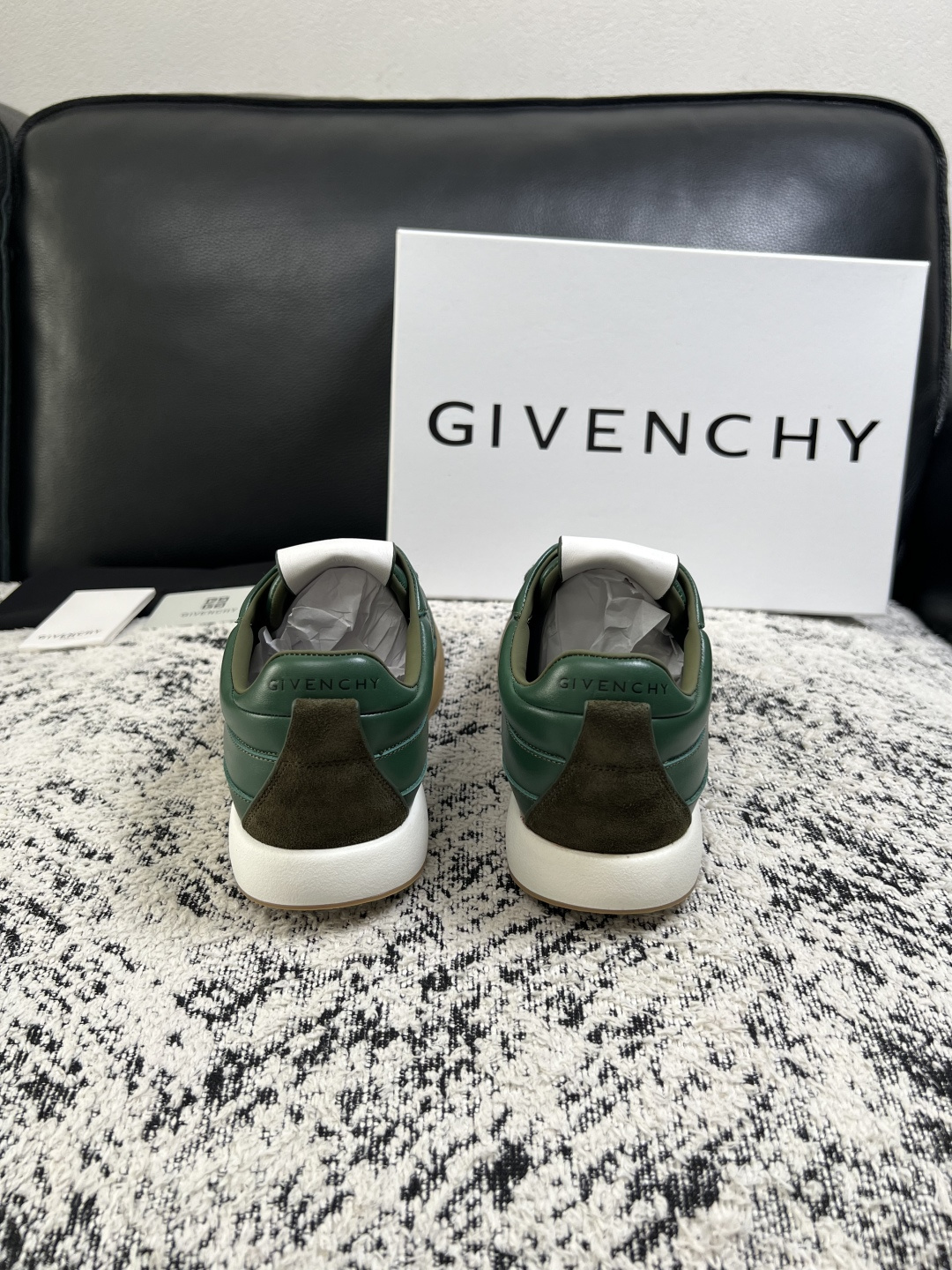 Givenchy 高品质  顶级工艺品  纪梵希 专柜同步原厂配置，意大利进口牛皮搭配面料，全鞋配件私模打造，柔软舒适网