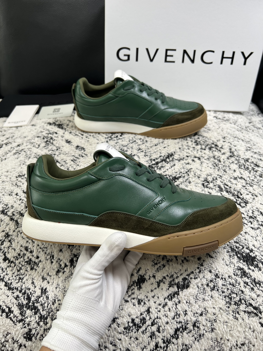 Givenchy 高品质  顶级工艺品  纪梵希 专柜同步原厂配置，意大利进口牛皮搭配面料，全鞋配件私模打造，柔软舒适网