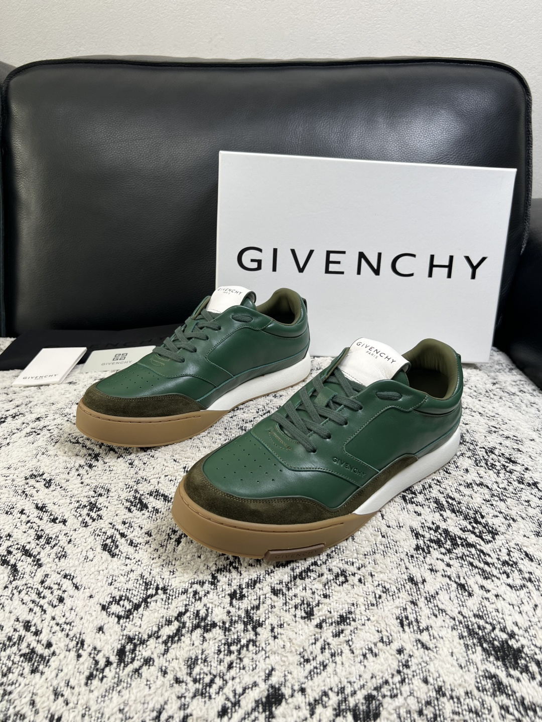 Givenchy 高品质  顶级工艺品  纪梵希 专柜同步原厂配置，意大利进口牛皮搭配面料，全鞋配件私模打造，柔软舒适网