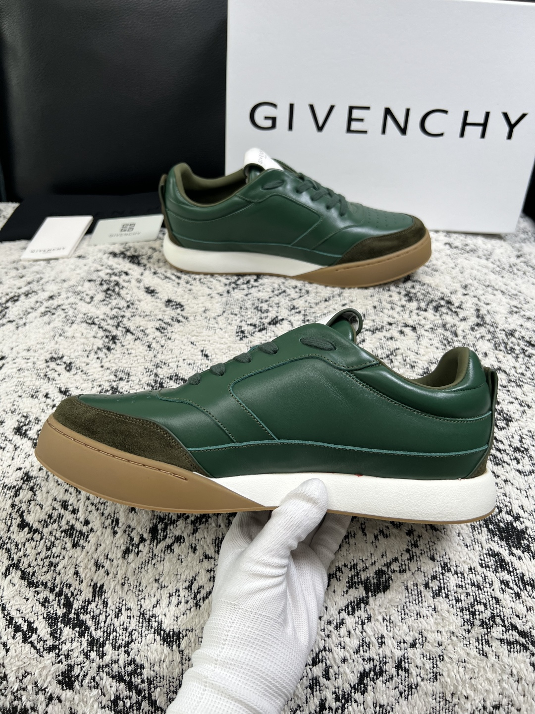 Givenchy 高品质  顶级工艺品  纪梵希 专柜同步原厂配置，意大利进口牛皮搭配面料，全鞋配件私模打造，柔软舒适网