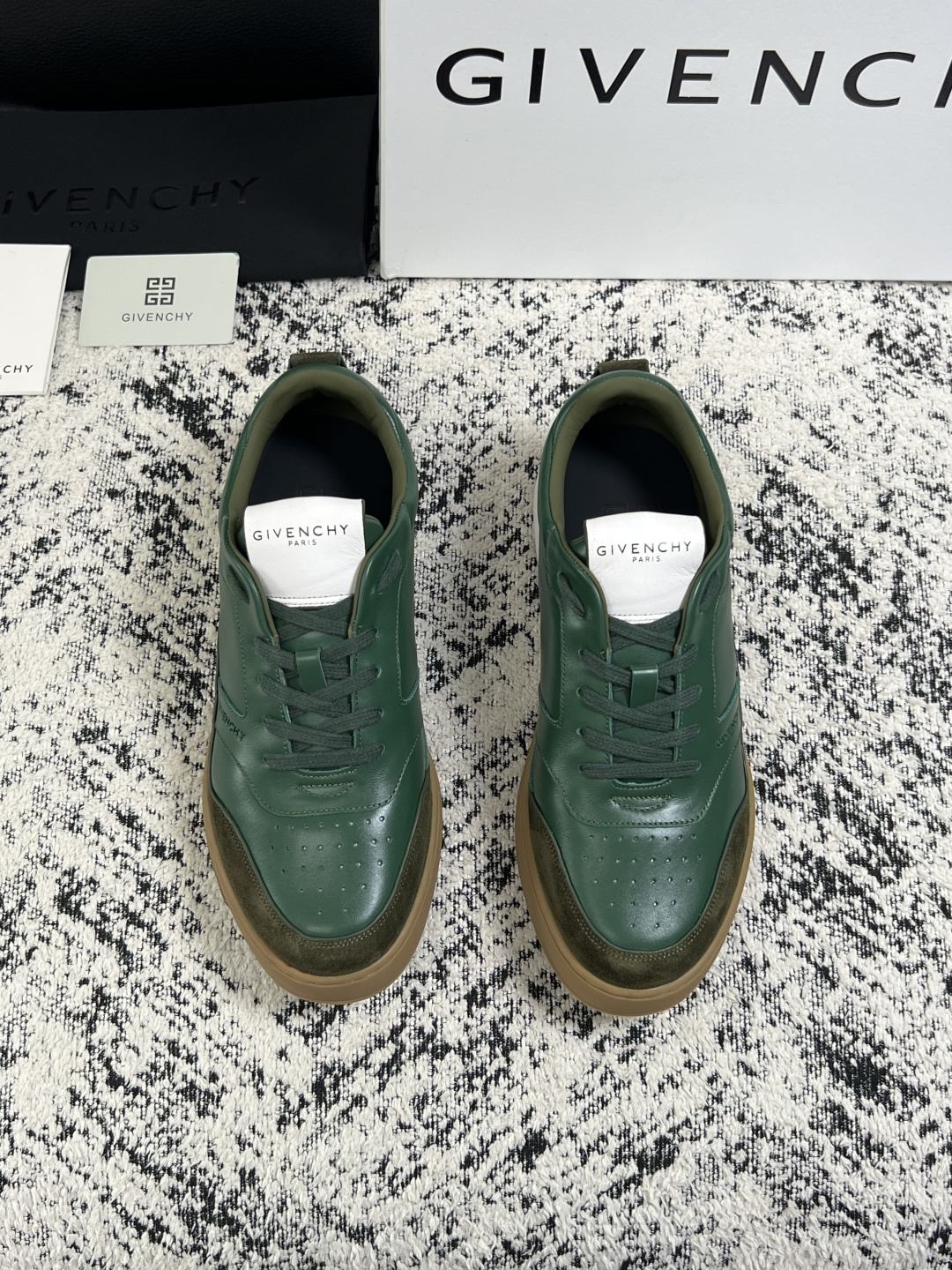 Givenchy 高品质  顶级工艺品  纪梵希 专柜同步原厂配置，意大利进口牛皮搭配面料，全鞋配件私模打造，柔软舒适网