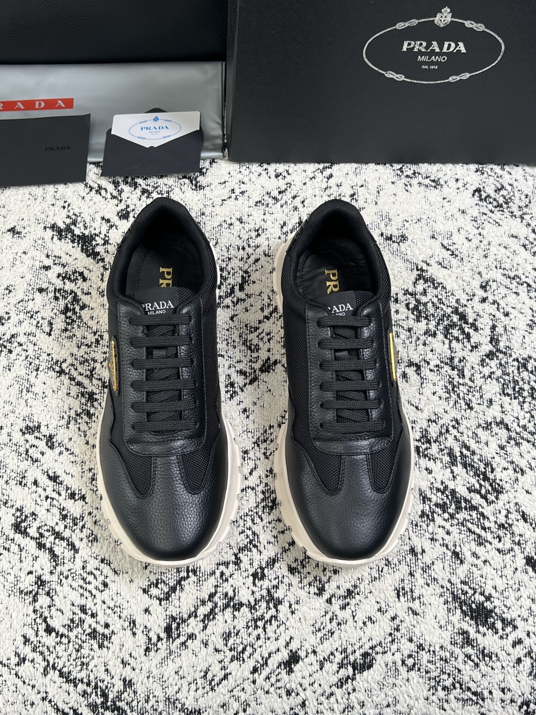 PRADA  高品质  顶级工艺品 普拉达 专柜同步 原厂配置，意大利进口原版牛皮面料，透气舒适进口水染牛里垫，鞋底：原