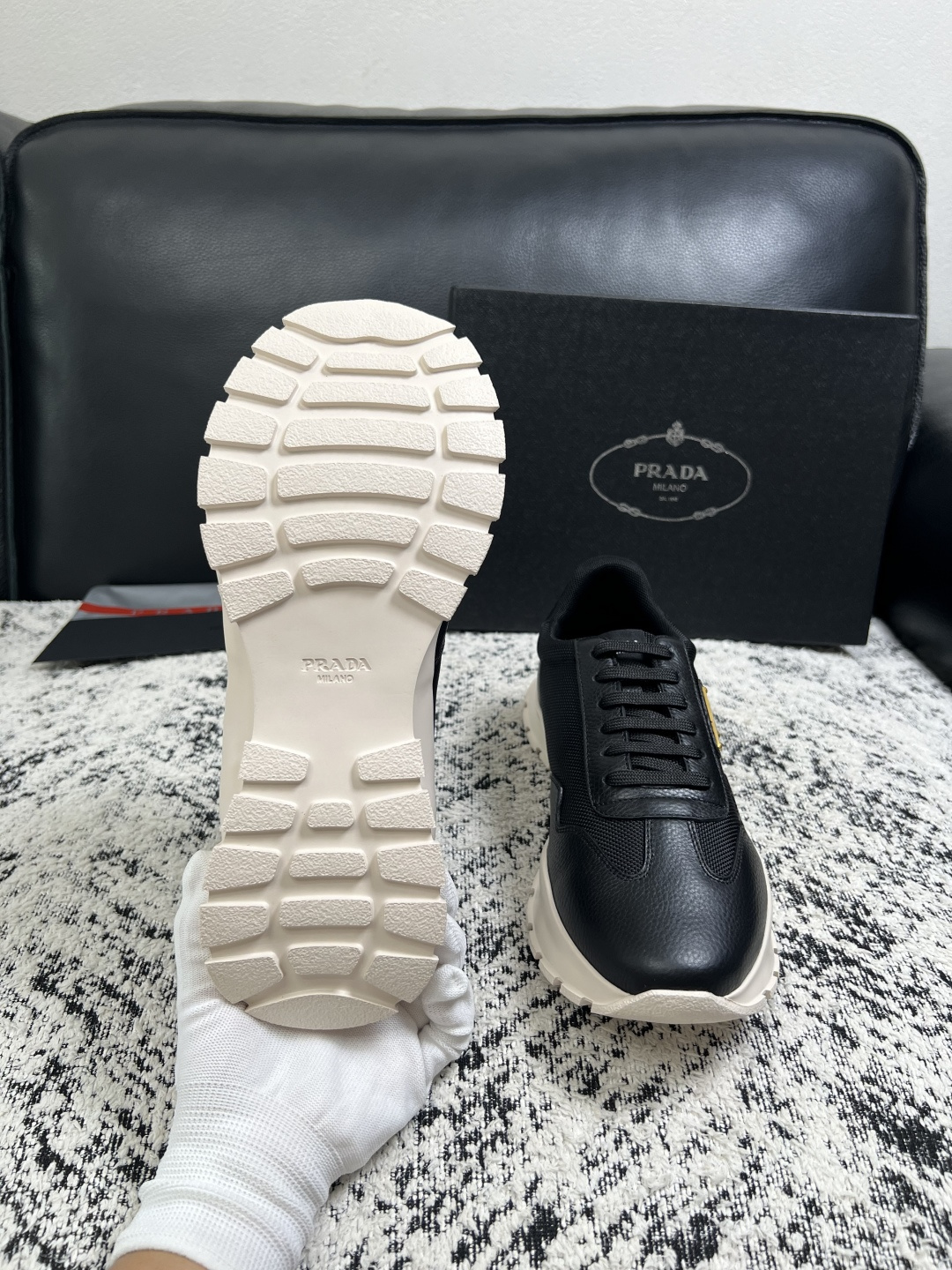 PRADA  高品质  顶级工艺品 普拉达 专柜同步 原厂配置，意大利进口原版牛皮面料，透气舒适进口水染牛里垫，鞋底：原