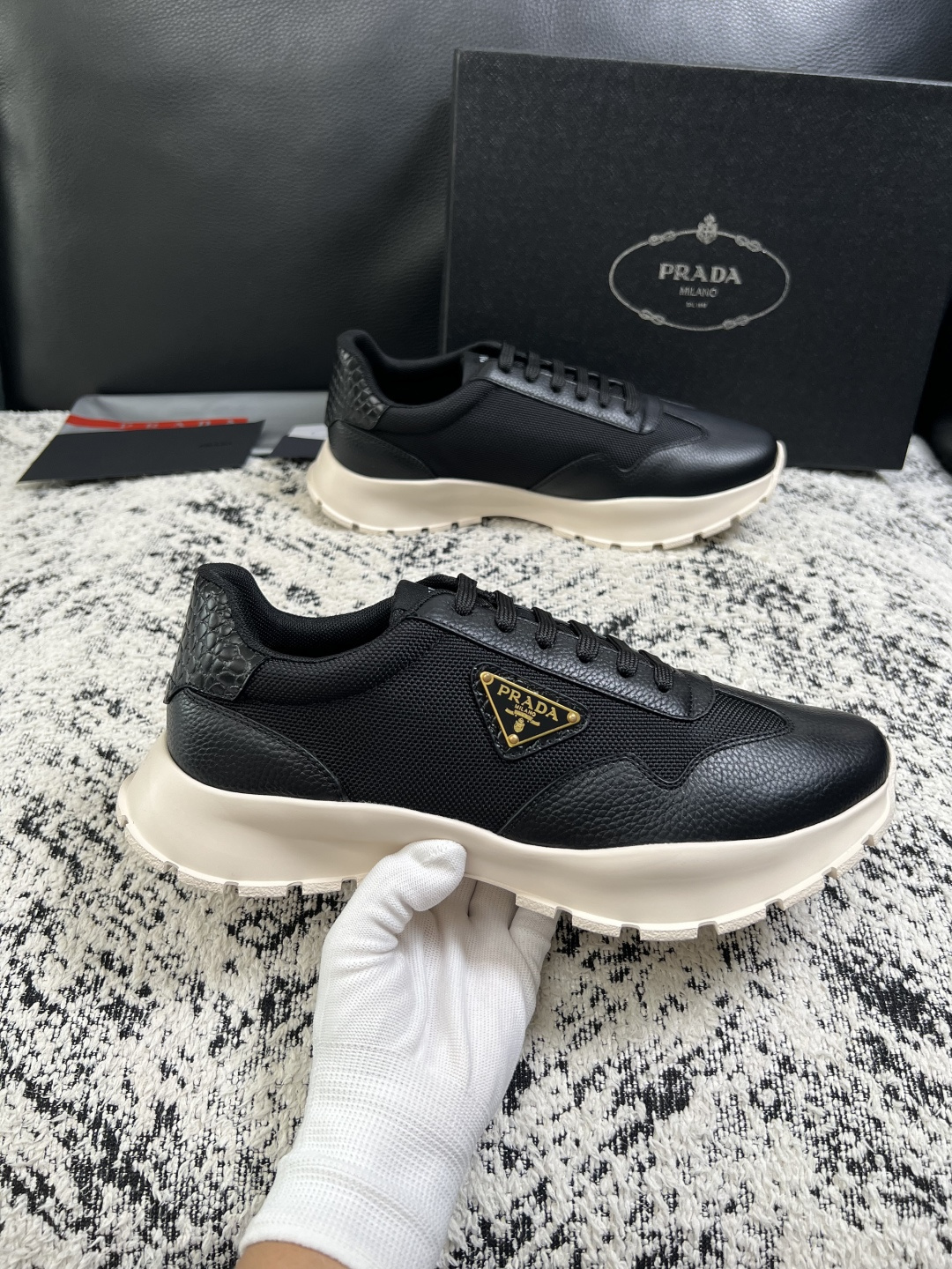 PRADA  高品质  顶级工艺品 普拉达 专柜同步 原厂配置，意大利进口原版牛皮面料，透气舒适进口水染牛里垫，鞋底：原