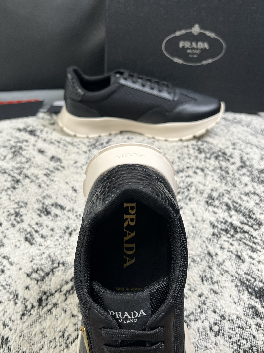 PRADA  高品质  顶级工艺品 普拉达 专柜同步 原厂配置，意大利进口原版牛皮面料，透气舒适进口水染牛里垫，鞋底：原