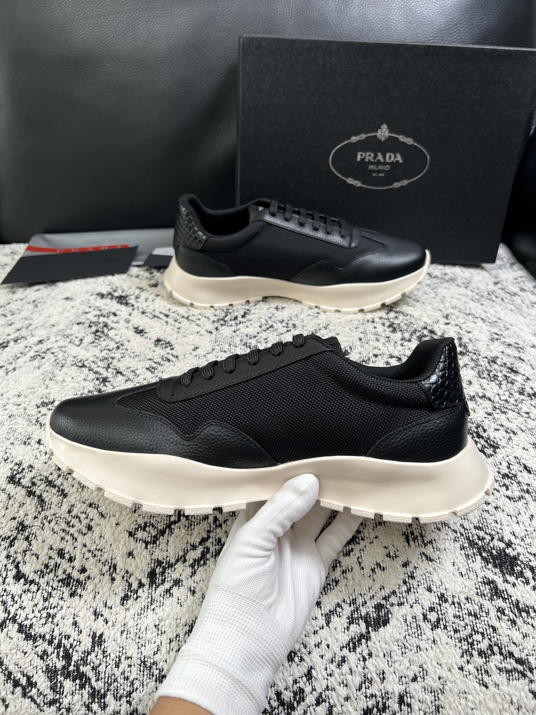 PRADA  高品质  顶级工艺品 普拉达 专柜同步 原厂配置，意大利进口原版牛皮面料，透气舒适进口水染牛里垫，鞋底：原