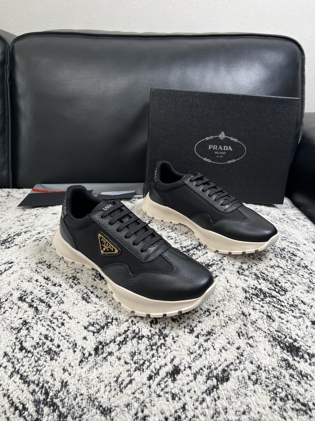 PRADA 高品质 顶级工艺品 普拉达 专柜同步 原厂配置,意大利进口原版牛皮面料,透气舒适进口水染牛里垫,鞋底:原 PRADA 高品质 顶级工艺品 普拉达 专柜同步 原厂配置,意大利进口原版牛皮面料,透气舒适进口水染牛里垫,鞋底:原