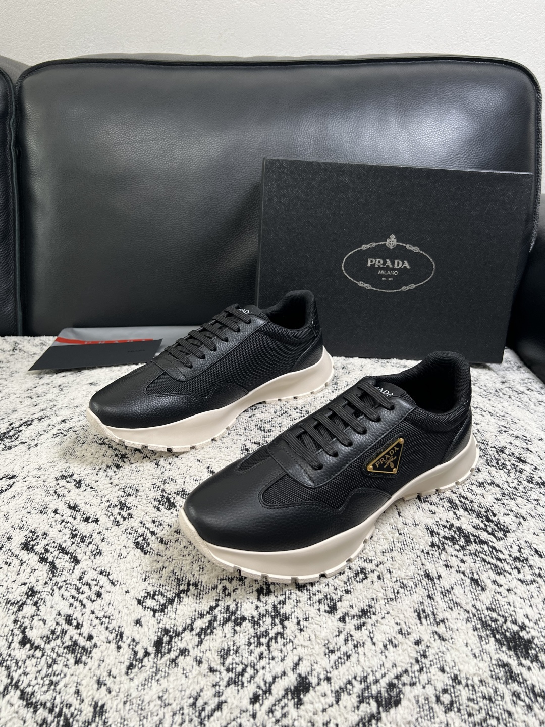 PRADA  高品质  顶级工艺品 普拉达 专柜同步 原厂配置，意大利进口原版牛皮面料，透气舒适进口水染牛里垫，鞋底：原