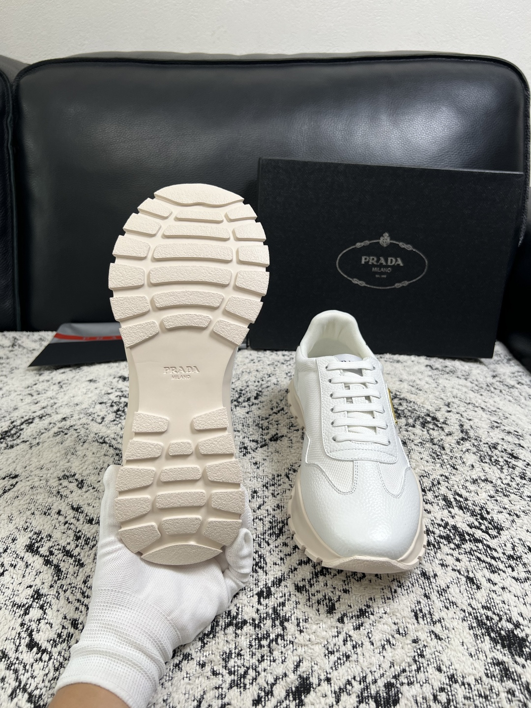 PRADA  高品质  顶级工艺品 普拉达 专柜同步 原厂配置，意大利进口原版牛皮面料，透气舒适进口水染牛里垫，鞋底：原