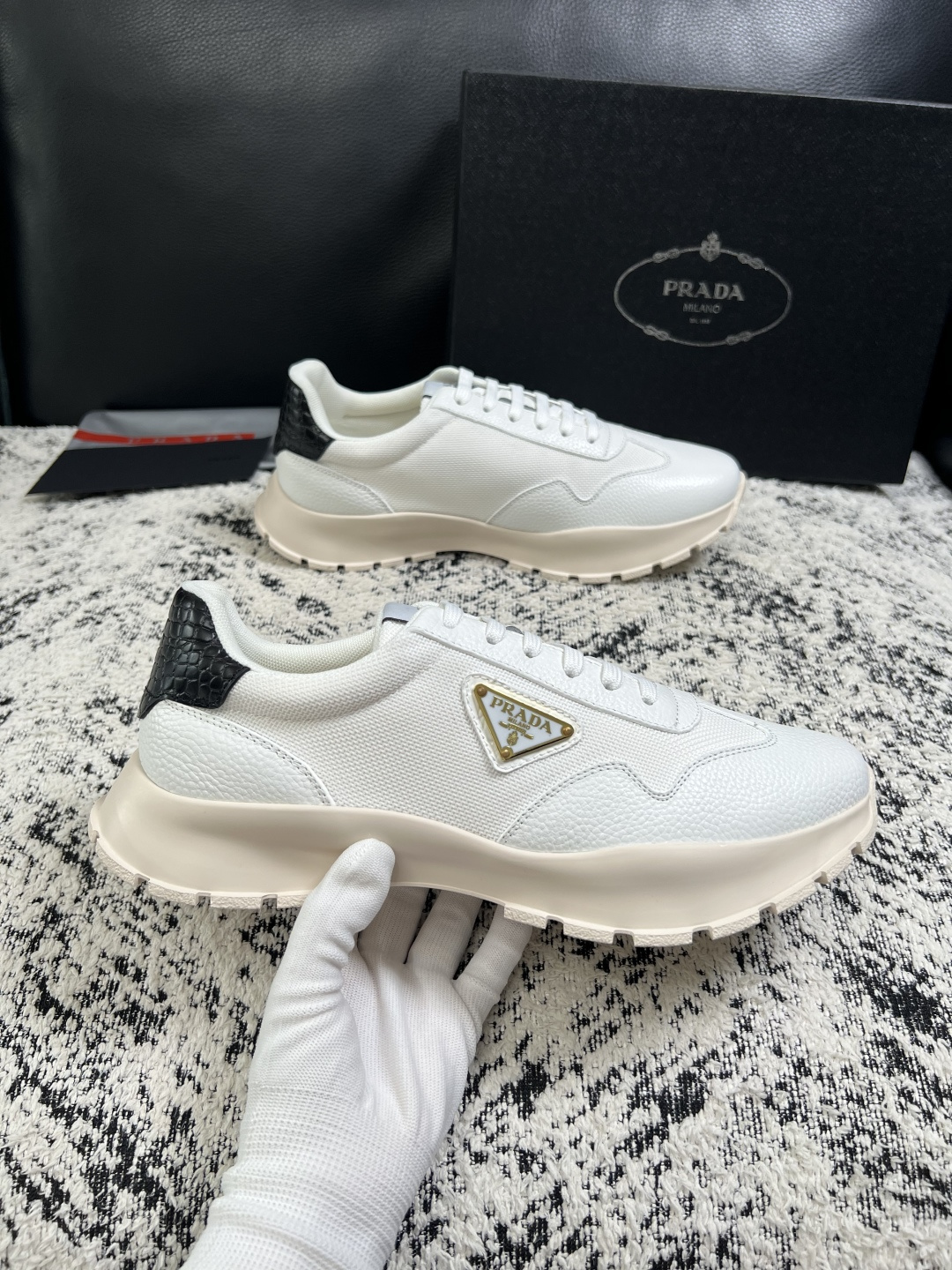 PRADA  高品质  顶级工艺品 普拉达 专柜同步 原厂配置，意大利进口原版牛皮面料，透气舒适进口水染牛里垫，鞋底：原