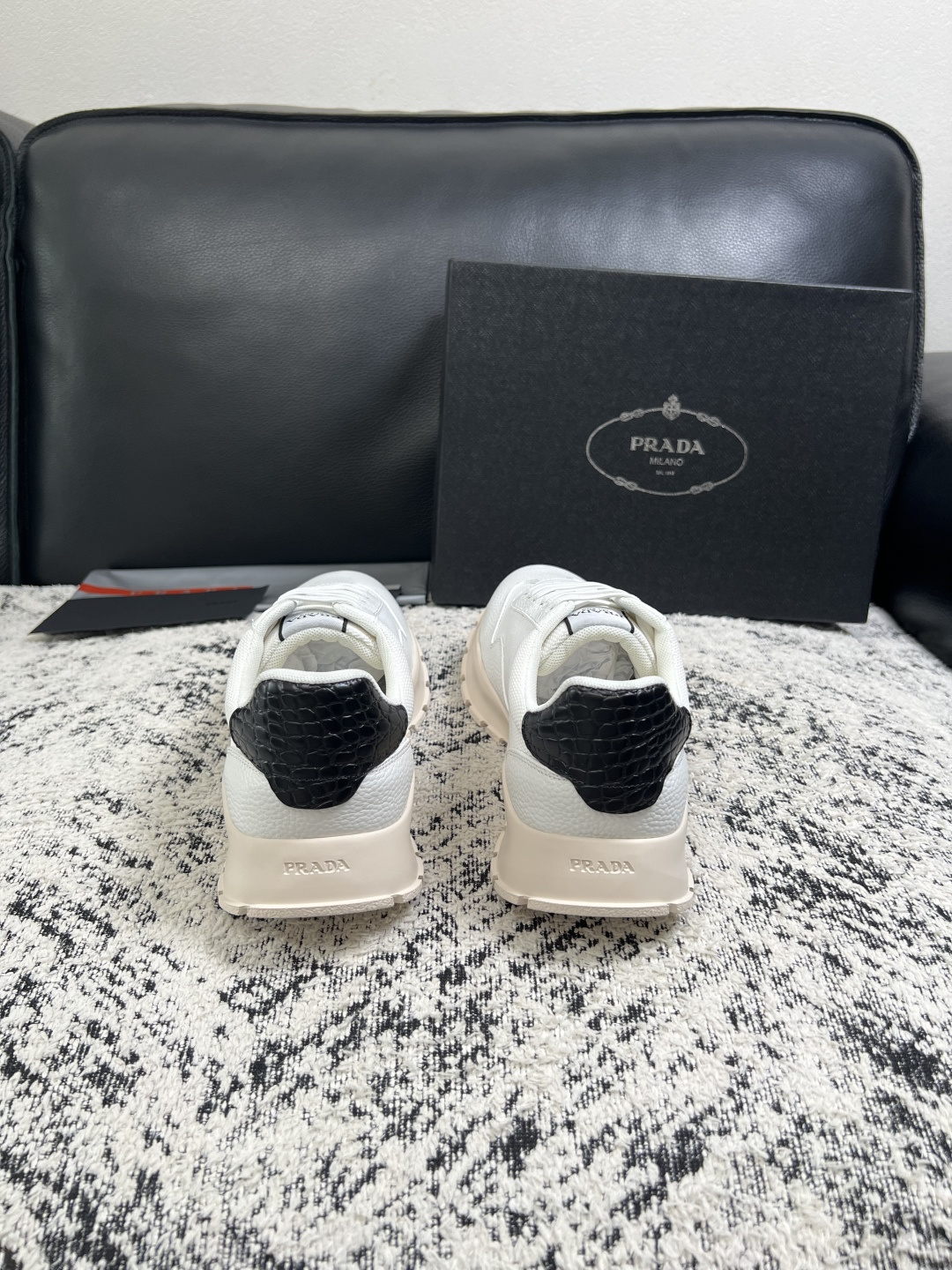 PRADA  高品质  顶级工艺品 普拉达 专柜同步 原厂配置，意大利进口原版牛皮面料，透气舒适进口水染牛里垫，鞋底：原