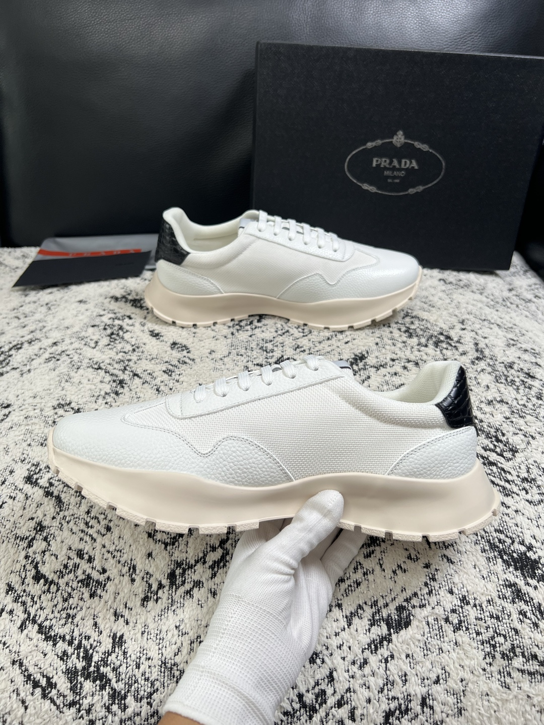 PRADA  高品质  顶级工艺品 普拉达 专柜同步 原厂配置，意大利进口原版牛皮面料，透气舒适进口水染牛里垫，鞋底：原