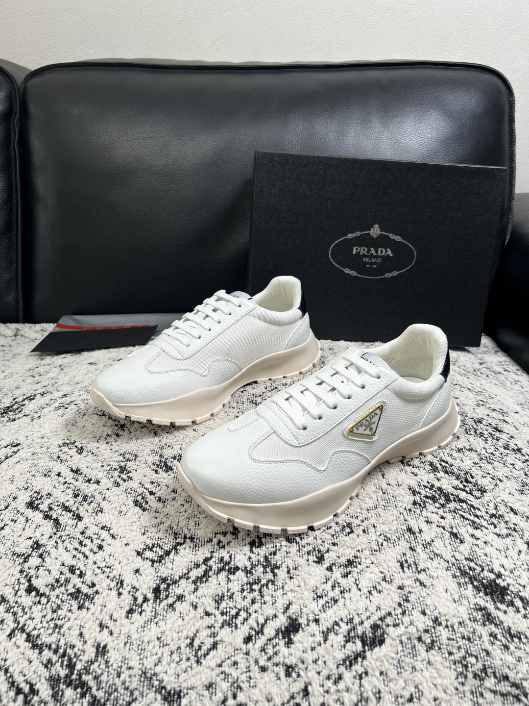 PRADA  高品质  顶级工艺品 普拉达 专柜同步 原厂配置，意大利进口原版牛皮面料，透气舒适进口水染牛里垫，鞋底：原
