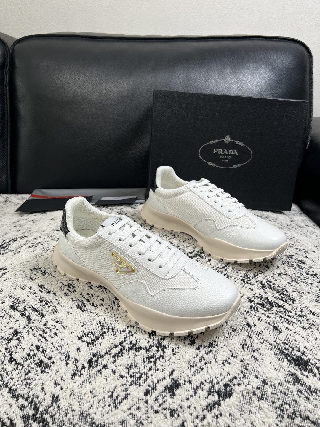 PRADA 高品质 顶级工艺品 普拉达 专柜同步 原厂配置,意大利进口原版牛皮面料,透气舒适进口水染牛里垫,鞋底:原 PRADA 高品质 顶级工艺品 普拉达 专柜同步 原厂配置,意大利进口原版牛皮面料,透气舒适进口水染牛里垫,鞋底:原