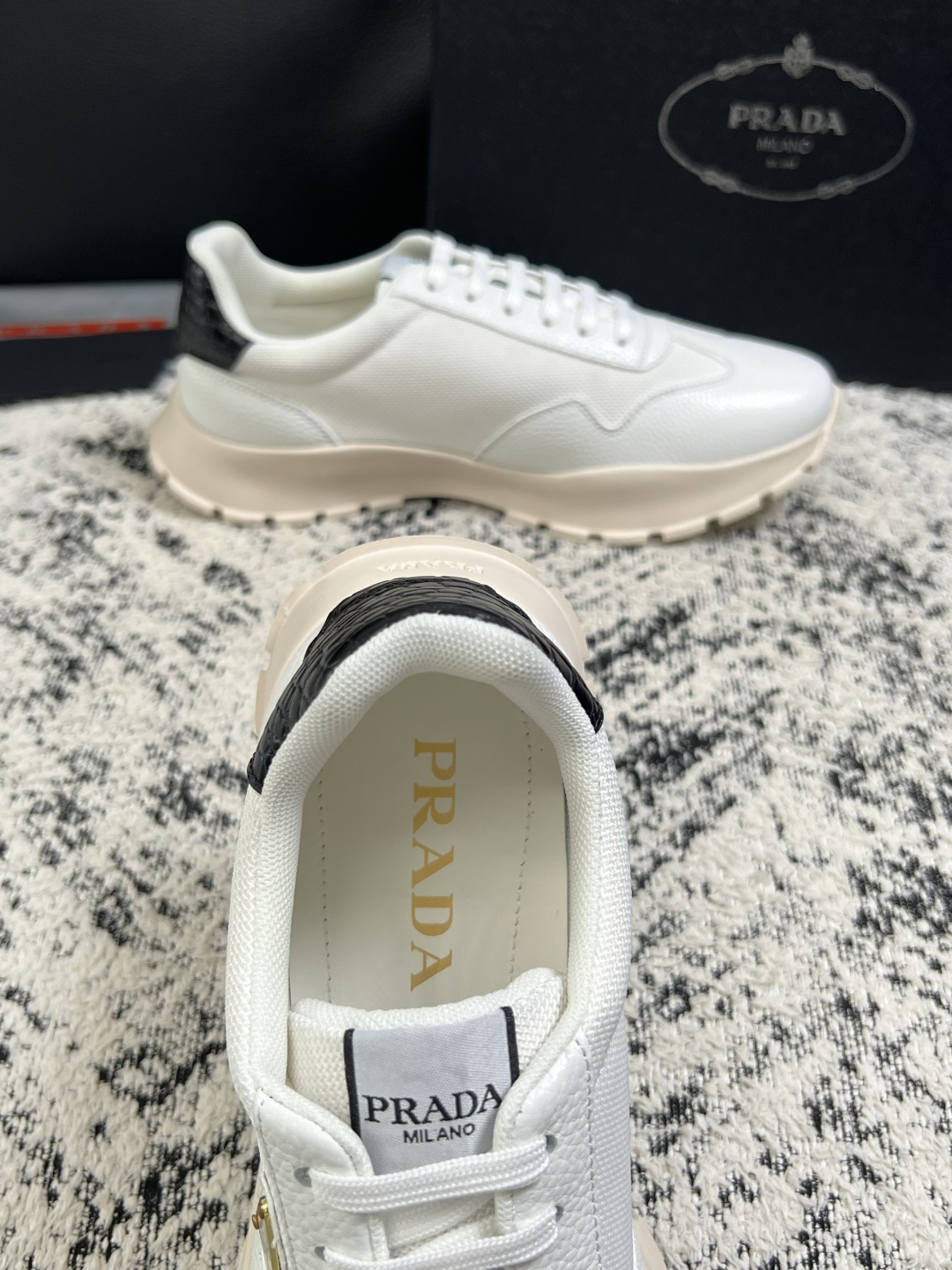 PRADA  高品质  顶级工艺品 普拉达 专柜同步 原厂配置，意大利进口原版牛皮面料，透气舒适进口水染牛里垫，鞋底：原