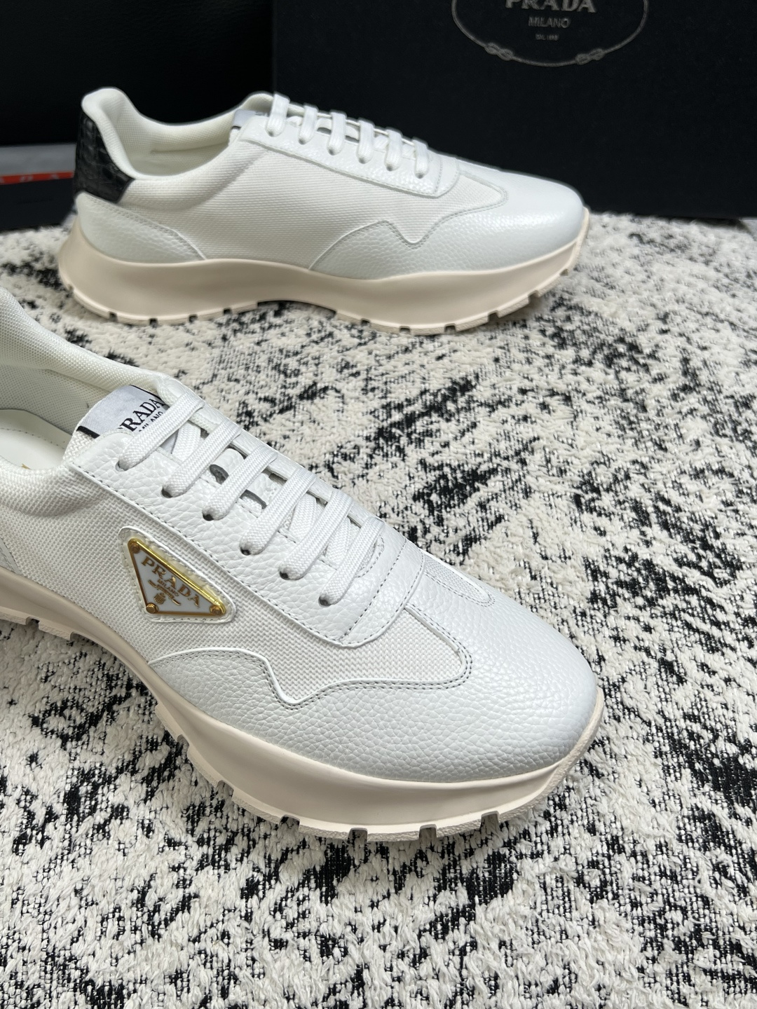 PRADA  高品质  顶级工艺品 普拉达 专柜同步 原厂配置，意大利进口原版牛皮面料，透气舒适进口水染牛里垫，鞋底：原