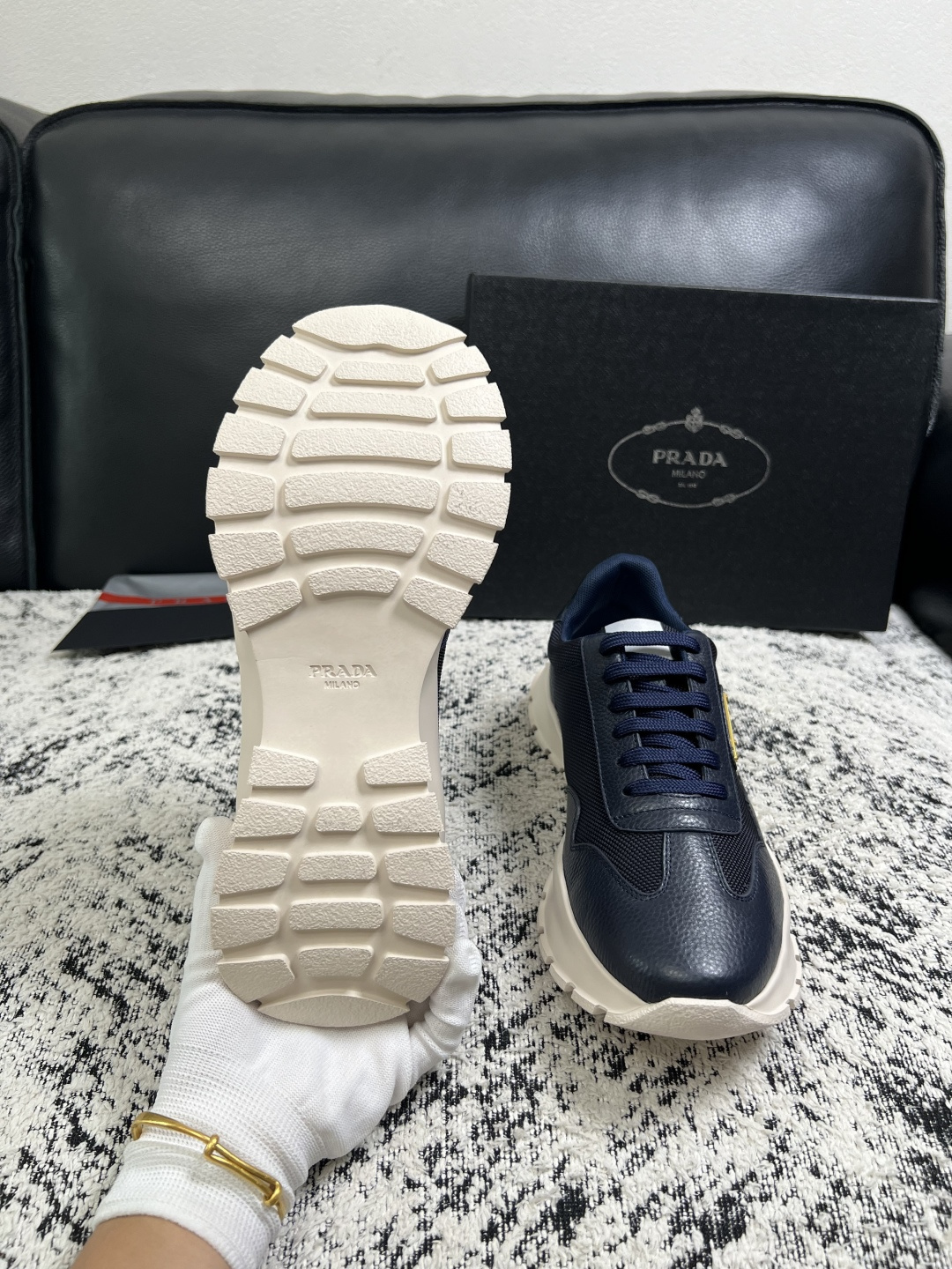 PRADA  高品质  顶级工艺品 普拉达 专柜同步 原厂配置，意大利进口原版牛皮面料，透气舒适进口水染牛里垫，鞋底：原