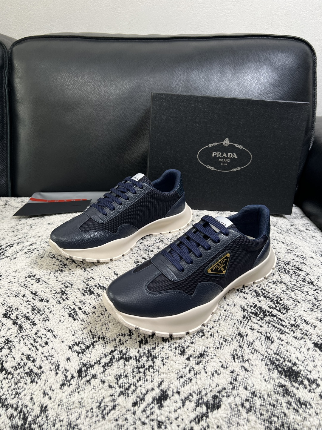 PRADA  高品质  顶级工艺品 普拉达 专柜同步 原厂配置，意大利进口原版牛皮面料，透气舒适进口水染牛里垫，鞋底：原