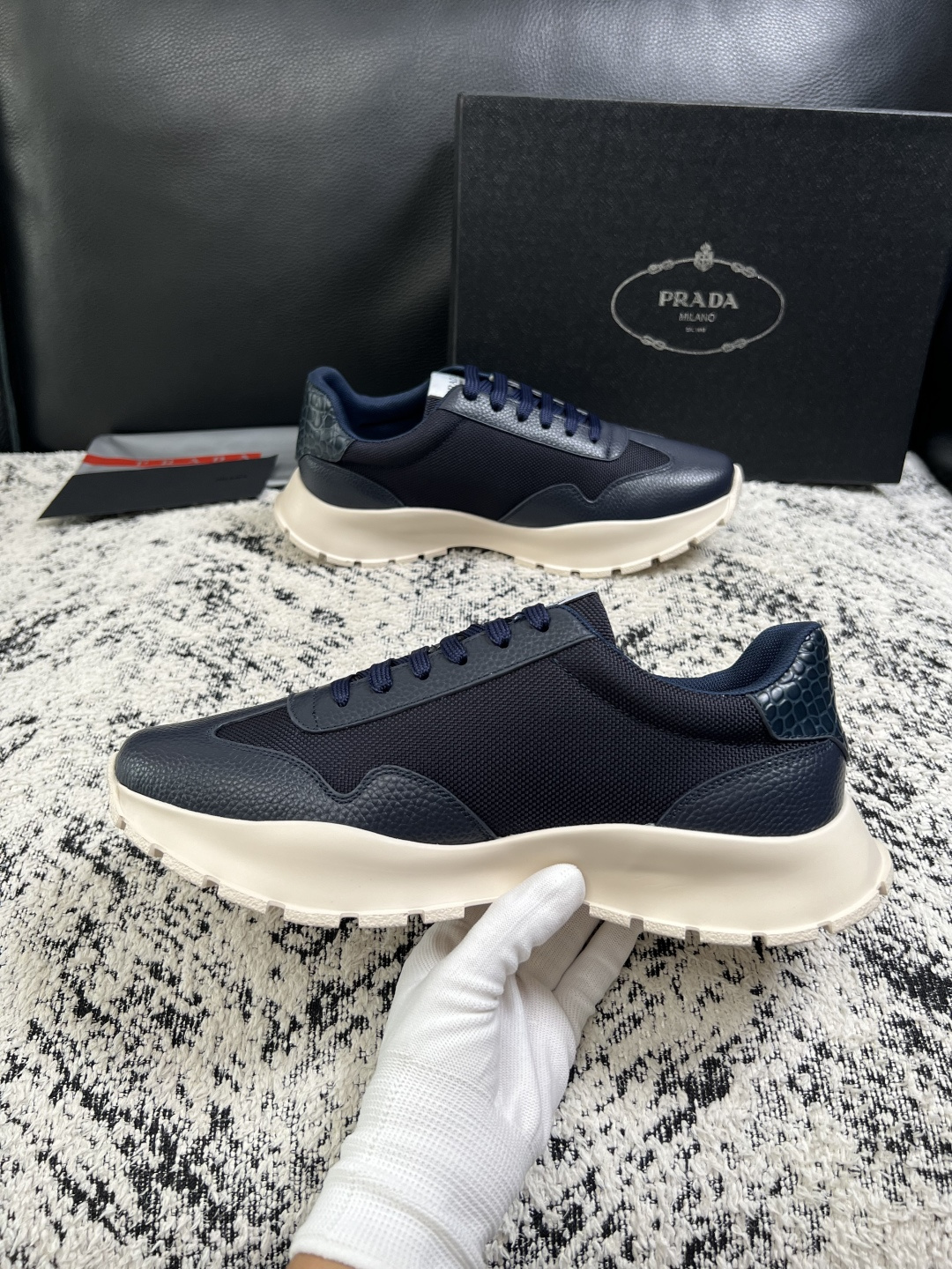 PRADA  高品质  顶级工艺品 普拉达 专柜同步 原厂配置，意大利进口原版牛皮面料，透气舒适进口水染牛里垫，鞋底：原