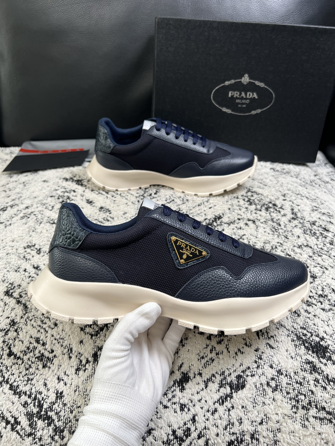 PRADA  高品质  顶级工艺品 普拉达 专柜同步 原厂配置，意大利进口原版牛皮面料，透气舒适进口水染牛里垫，鞋底：原