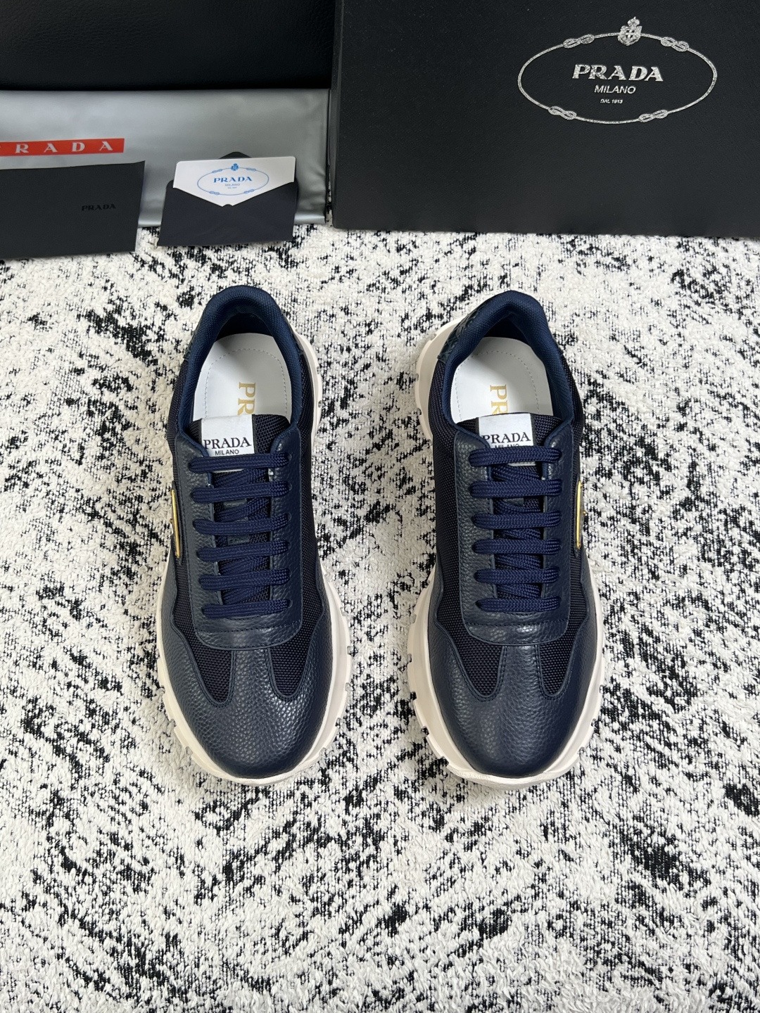 PRADA  高品质  顶级工艺品 普拉达 专柜同步 原厂配置，意大利进口原版牛皮面料，透气舒适进口水染牛里垫，鞋底：原