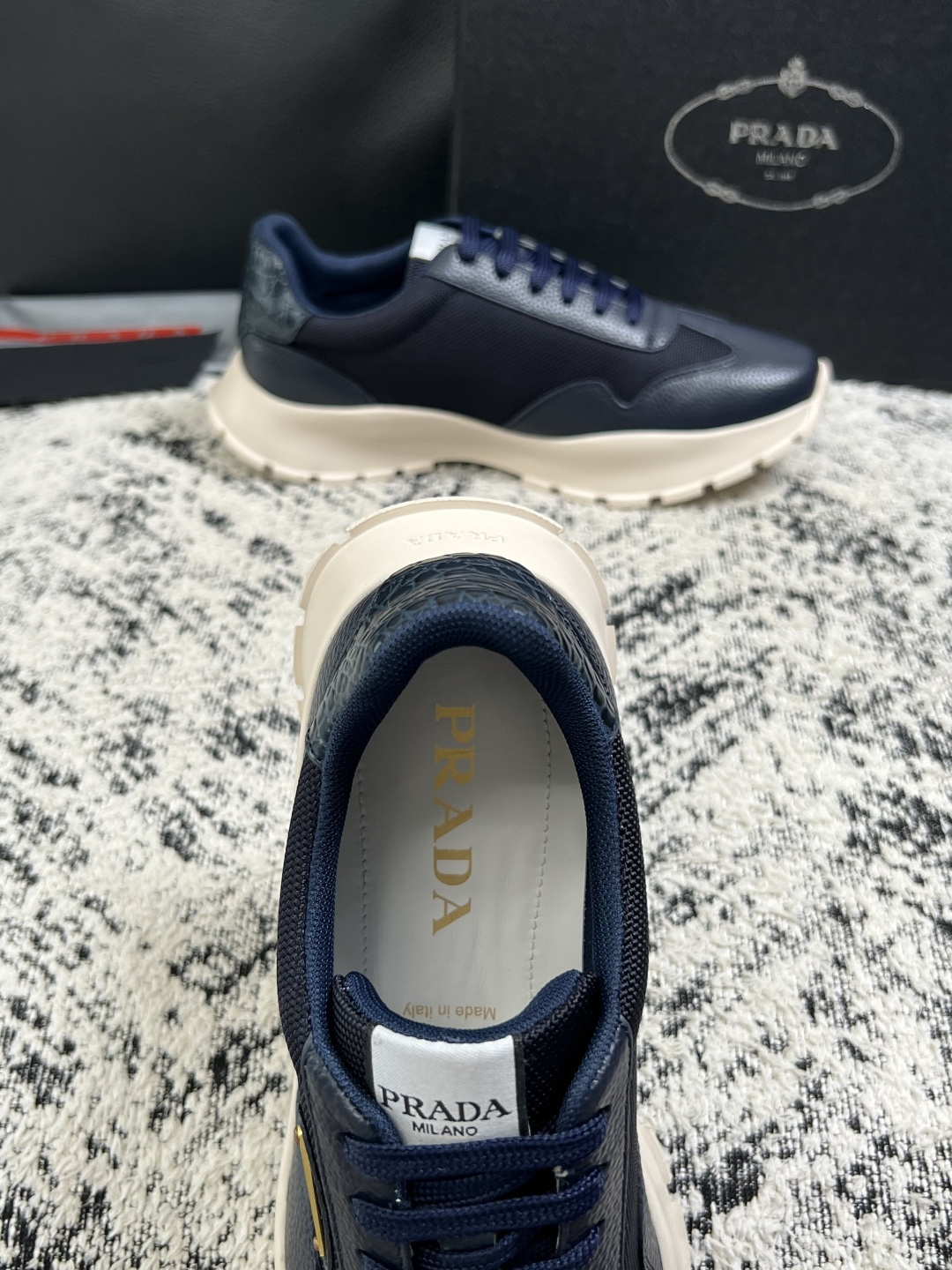 PRADA  高品质  顶级工艺品 普拉达 专柜同步 原厂配置，意大利进口原版牛皮面料，透气舒适进口水染牛里垫，鞋底：原