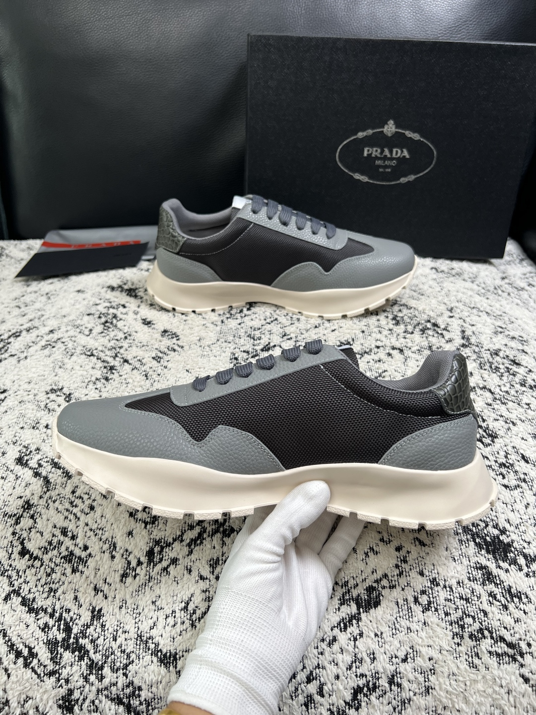 PRADA  高品质  顶级工艺品 普拉达 专柜同步 原厂配置，意大利进口原版牛皮面料，透气舒适进口水染牛里垫，鞋底：原