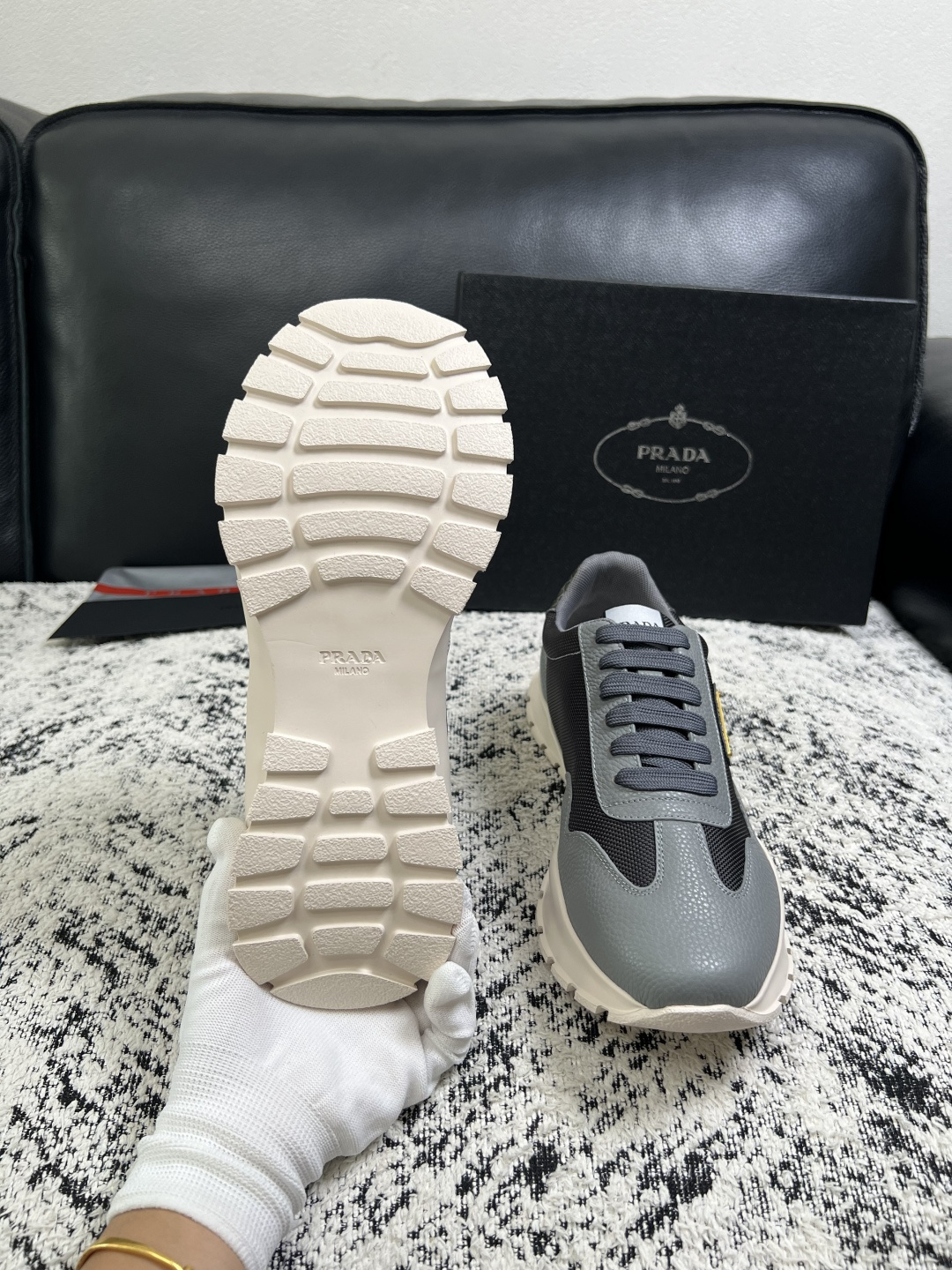 PRADA  高品质  顶级工艺品 普拉达 专柜同步 原厂配置，意大利进口原版牛皮面料，透气舒适进口水染牛里垫，鞋底：原