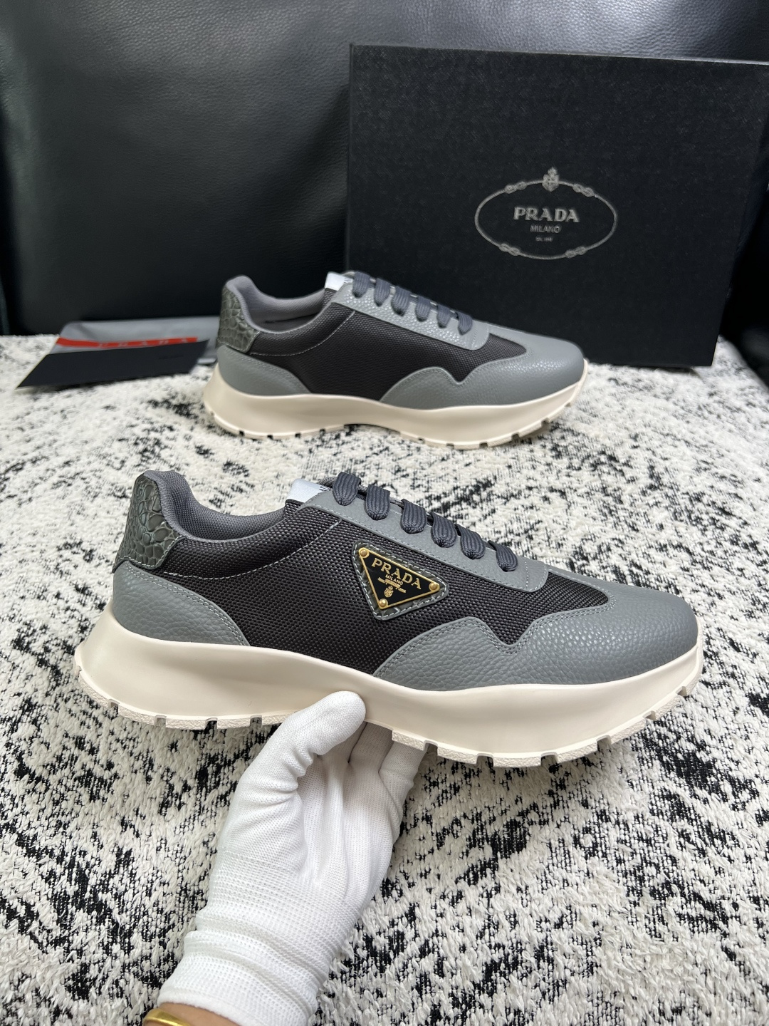 PRADA  高品质  顶级工艺品 普拉达 专柜同步 原厂配置，意大利进口原版牛皮面料，透气舒适进口水染牛里垫，鞋底：原