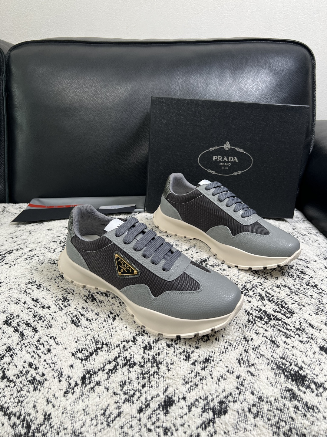 PRADA 高品质 顶级工艺品 普拉达 专柜同步 原厂配置,意大利进口原版牛皮面料,透气舒适进口水染牛里垫,鞋底:原 PRADA 高品质 顶级工艺品 普拉达 专柜同步 原厂配置,意大利进口原版牛皮面料,透气舒适进口水染牛里垫,鞋底:原