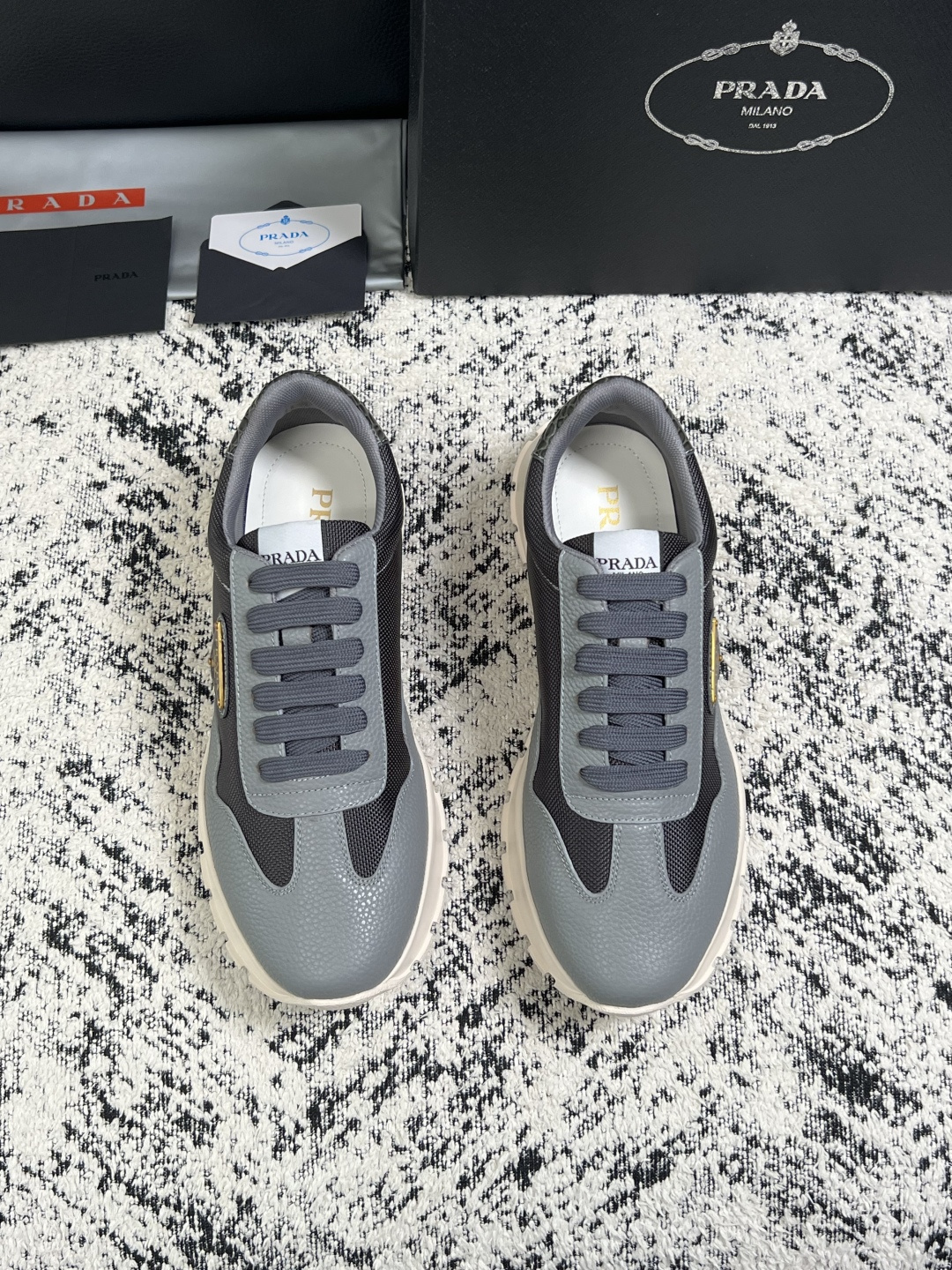 PRADA  高品质  顶级工艺品 普拉达 专柜同步 原厂配置，意大利进口原版牛皮面料，透气舒适进口水染牛里垫，鞋底：原