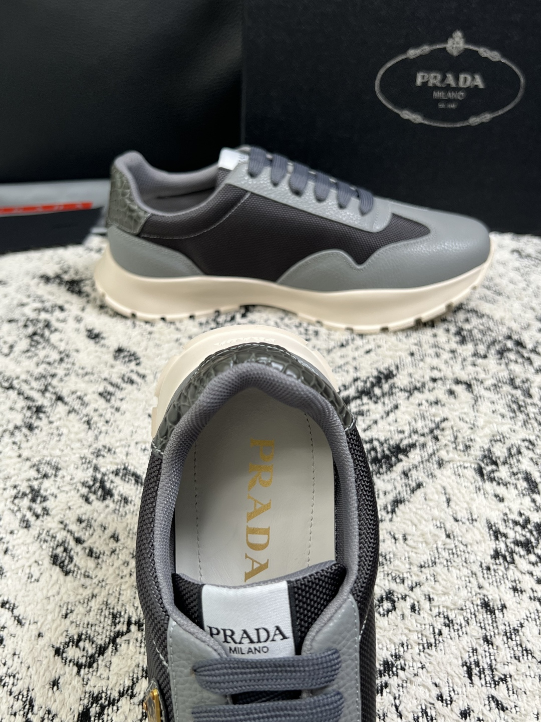 PRADA  高品质  顶级工艺品 普拉达 专柜同步 原厂配置，意大利进口原版牛皮面料，透气舒适进口水染牛里垫，鞋底：原