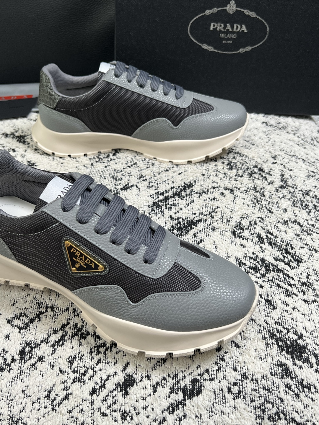 PRADA  高品质  顶级工艺品 普拉达 专柜同步 原厂配置，意大利进口原版牛皮面料，透气舒适进口水染牛里垫，鞋底：原