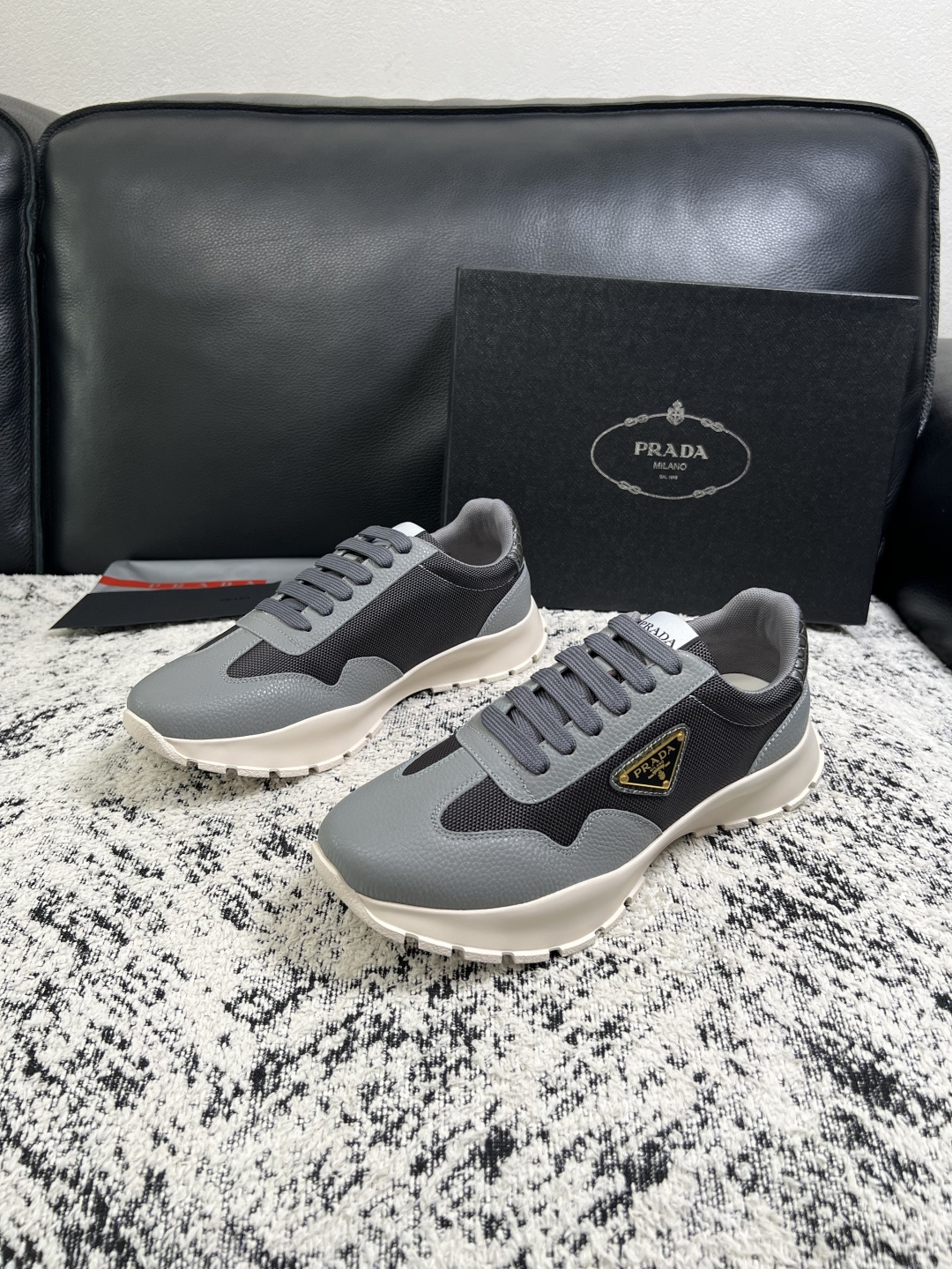 PRADA  高品质  顶级工艺品 普拉达 专柜同步 原厂配置，意大利进口原版牛皮面料，透气舒适进口水染牛里垫，鞋底：原