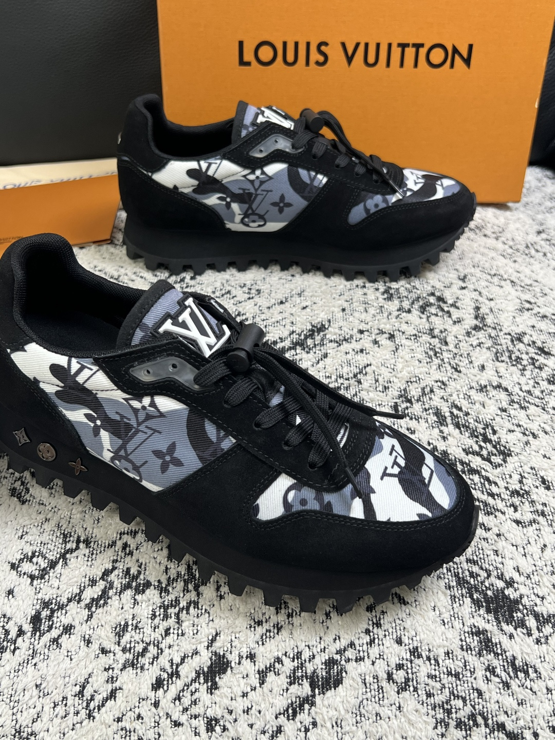 Lv  高品质  顶级工艺品  路易威登，运动板鞋专柜同步，鞋面意大利进口，高品质拼接缤纷色彩复杂工艺品，进口牛里垫柔软