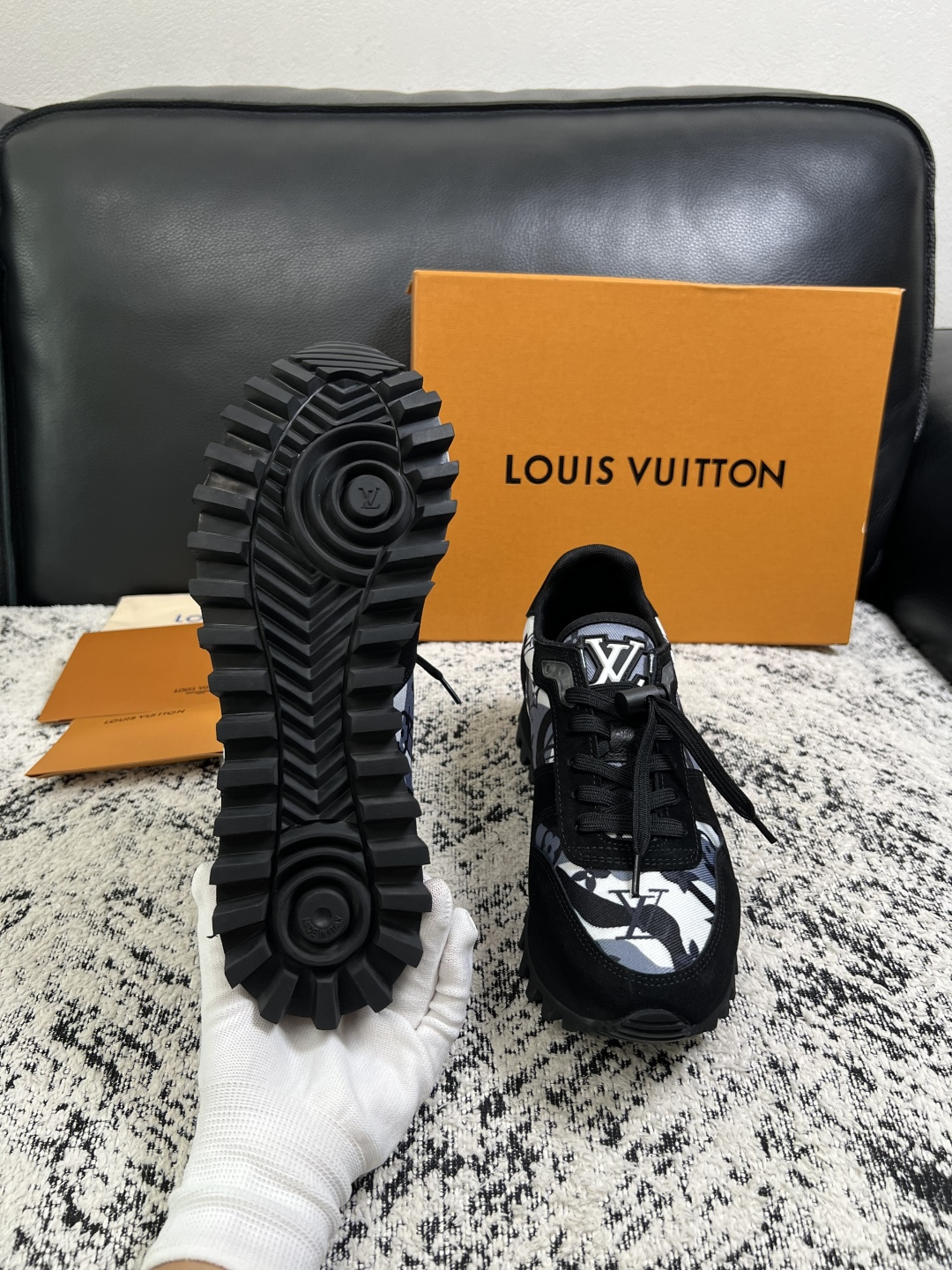 Lv  高品质  顶级工艺品  路易威登，运动板鞋专柜同步，鞋面意大利进口，高品质拼接缤纷色彩复杂工艺品，进口牛里垫柔软