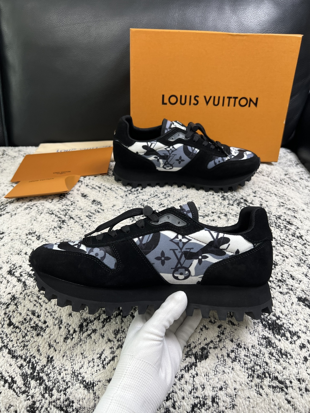 Lv  高品质  顶级工艺品  路易威登，运动板鞋专柜同步，鞋面意大利进口，高品质拼接缤纷色彩复杂工艺品，进口牛里垫柔软
