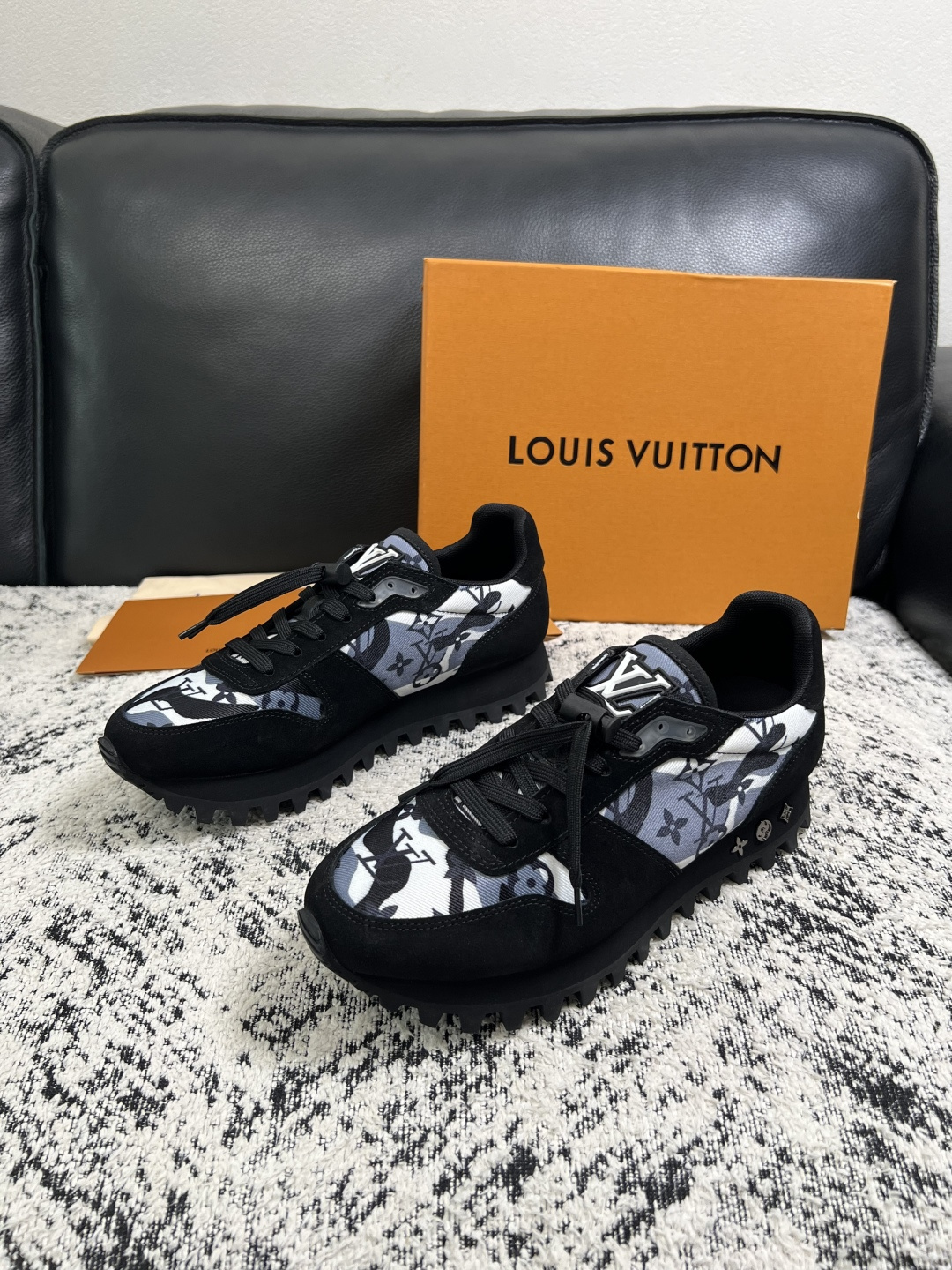 Lv  高品质  顶级工艺品  路易威登，运动板鞋专柜同步，鞋面意大利进口，高品质拼接缤纷色彩复杂工艺品，进口牛里垫柔软