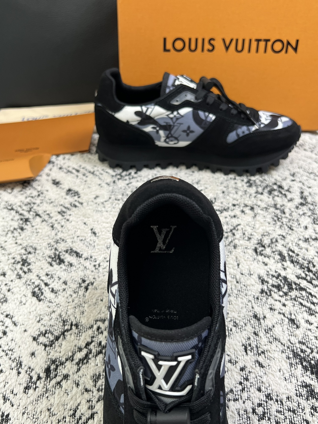 Lv  高品质  顶级工艺品  路易威登，运动板鞋专柜同步，鞋面意大利进口，高品质拼接缤纷色彩复杂工艺品，进口牛里垫柔软