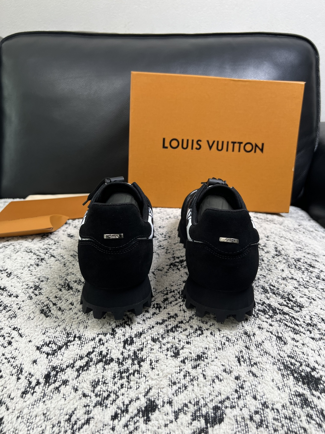 Lv  高品质  顶级工艺品  路易威登，运动板鞋专柜同步，鞋面意大利进口，高品质拼接缤纷色彩复杂工艺品，进口牛里垫柔软