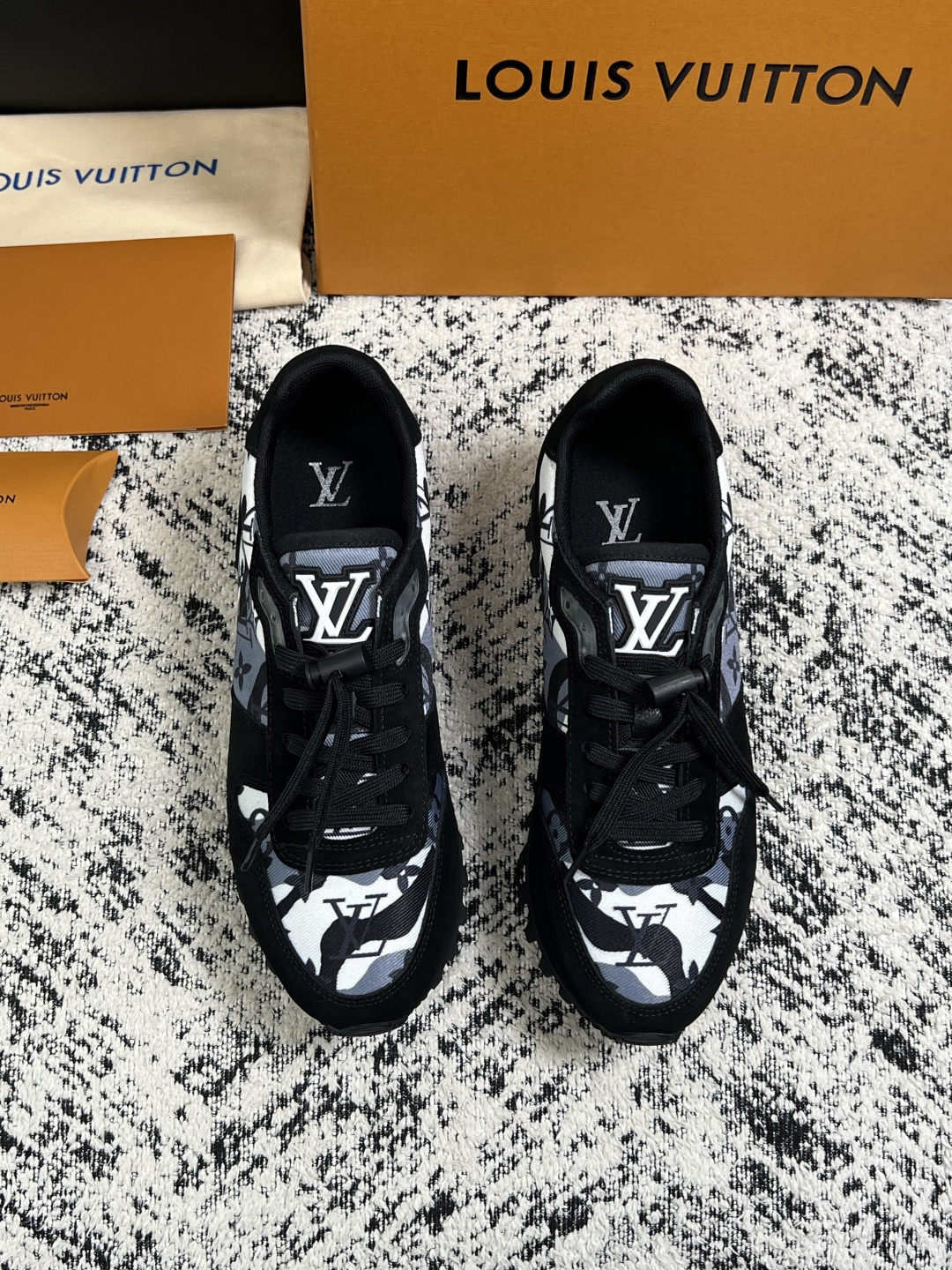 Lv  高品质  顶级工艺品  路易威登，运动板鞋专柜同步，鞋面意大利进口，高品质拼接缤纷色彩复杂工艺品，进口牛里垫柔软