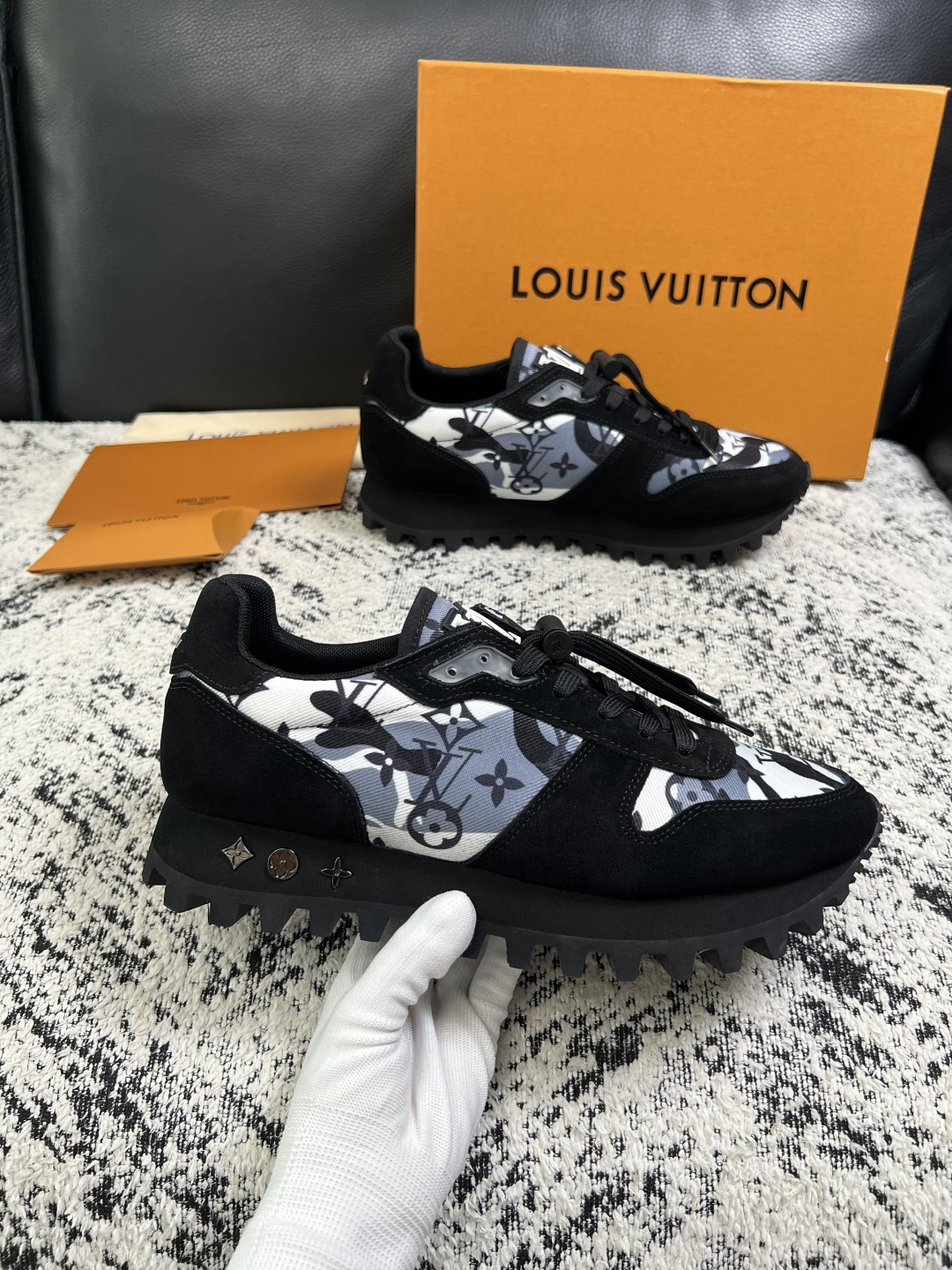 Lv  高品质  顶级工艺品  路易威登，运动板鞋专柜同步，鞋面意大利进口，高品质拼接缤纷色彩复杂工艺品，进口牛里垫柔软