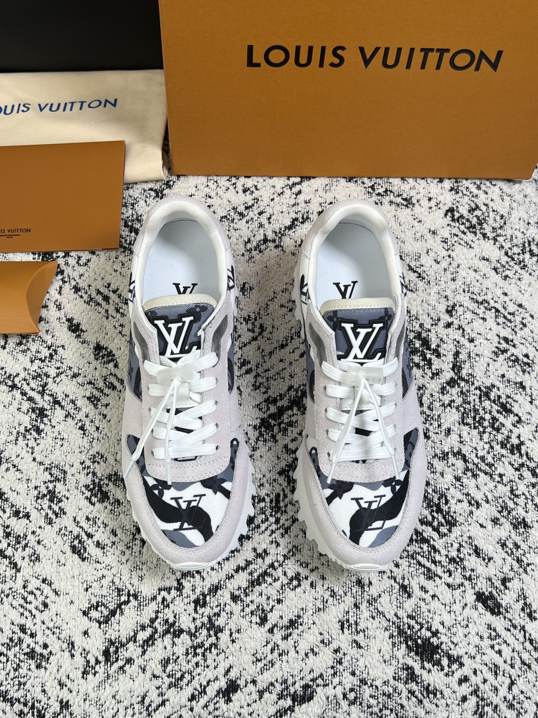 Lv  高品质  顶级工艺品  路易威登，运动板鞋专柜同步，鞋面意大利进口，高品质拼接缤纷色彩复杂工艺品，进口牛里垫柔软