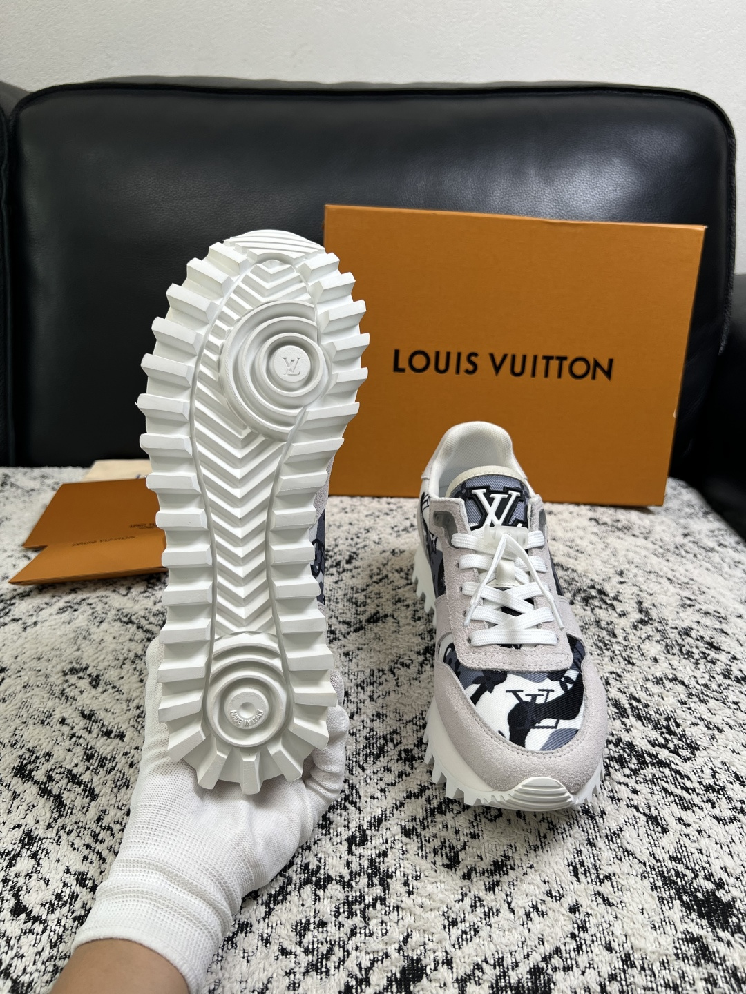 Lv  高品质  顶级工艺品  路易威登，运动板鞋专柜同步，鞋面意大利进口，高品质拼接缤纷色彩复杂工艺品，进口牛里垫柔软