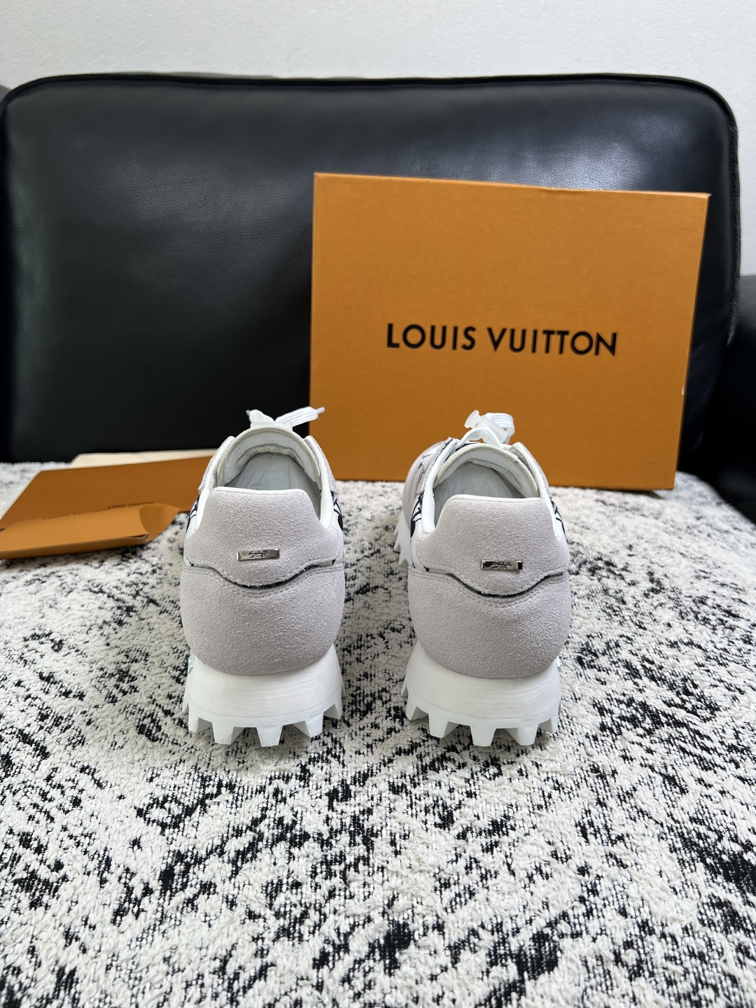 Lv  高品质  顶级工艺品  路易威登，运动板鞋专柜同步，鞋面意大利进口，高品质拼接缤纷色彩复杂工艺品，进口牛里垫柔软