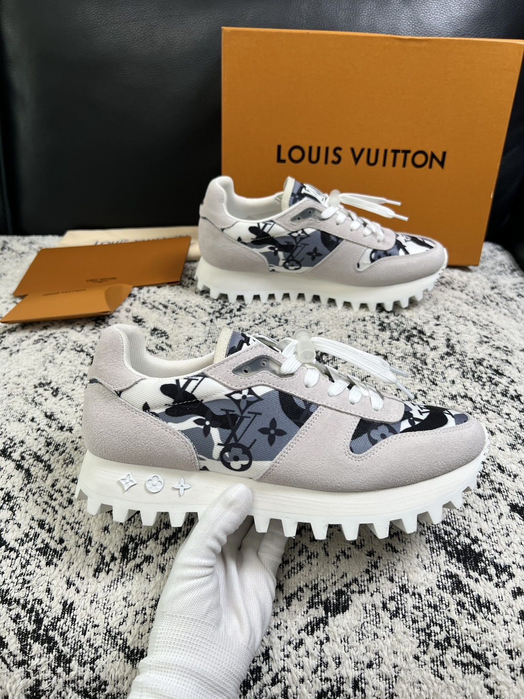 Lv  高品质  顶级工艺品  路易威登，运动板鞋专柜同步，鞋面意大利进口，高品质拼接缤纷色彩复杂工艺品，进口牛里垫柔软