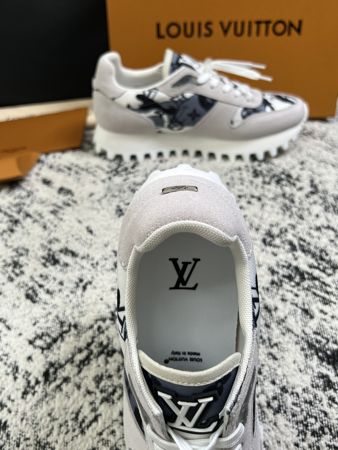 Lv  高品质  顶级工艺品  路易威登，运动板鞋专柜同步，鞋面意大利进口，高品质拼接缤纷色彩复杂工艺品，进口牛里垫柔软