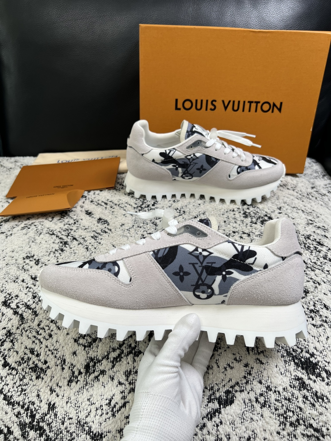 Lv  高品质  顶级工艺品  路易威登，运动板鞋专柜同步，鞋面意大利进口，高品质拼接缤纷色彩复杂工艺品，进口牛里垫柔软