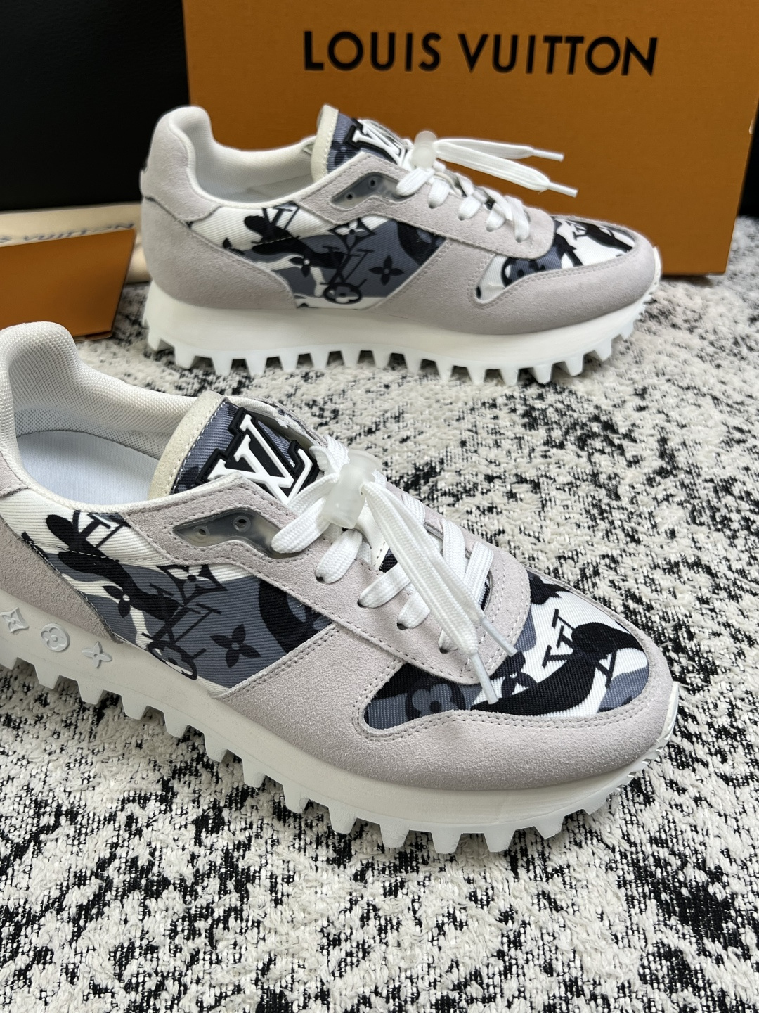 Lv  高品质  顶级工艺品  路易威登，运动板鞋专柜同步，鞋面意大利进口，高品质拼接缤纷色彩复杂工艺品，进口牛里垫柔软